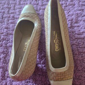 Ferragamo kitten heel beige gold Made in Italy aa narrow